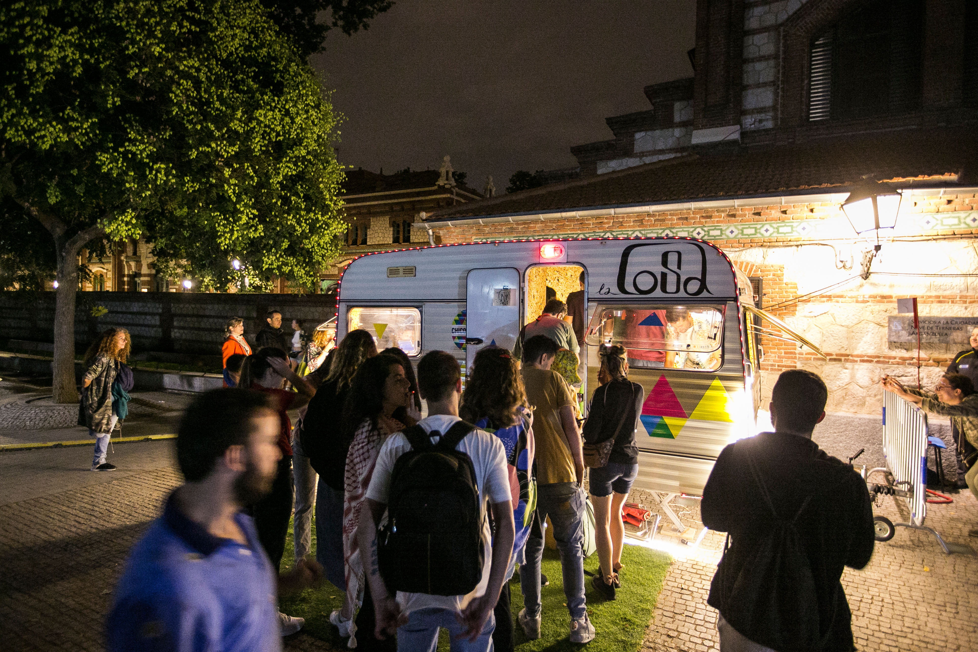 Asistentes de La Sub25 haciendo cola en food trucks